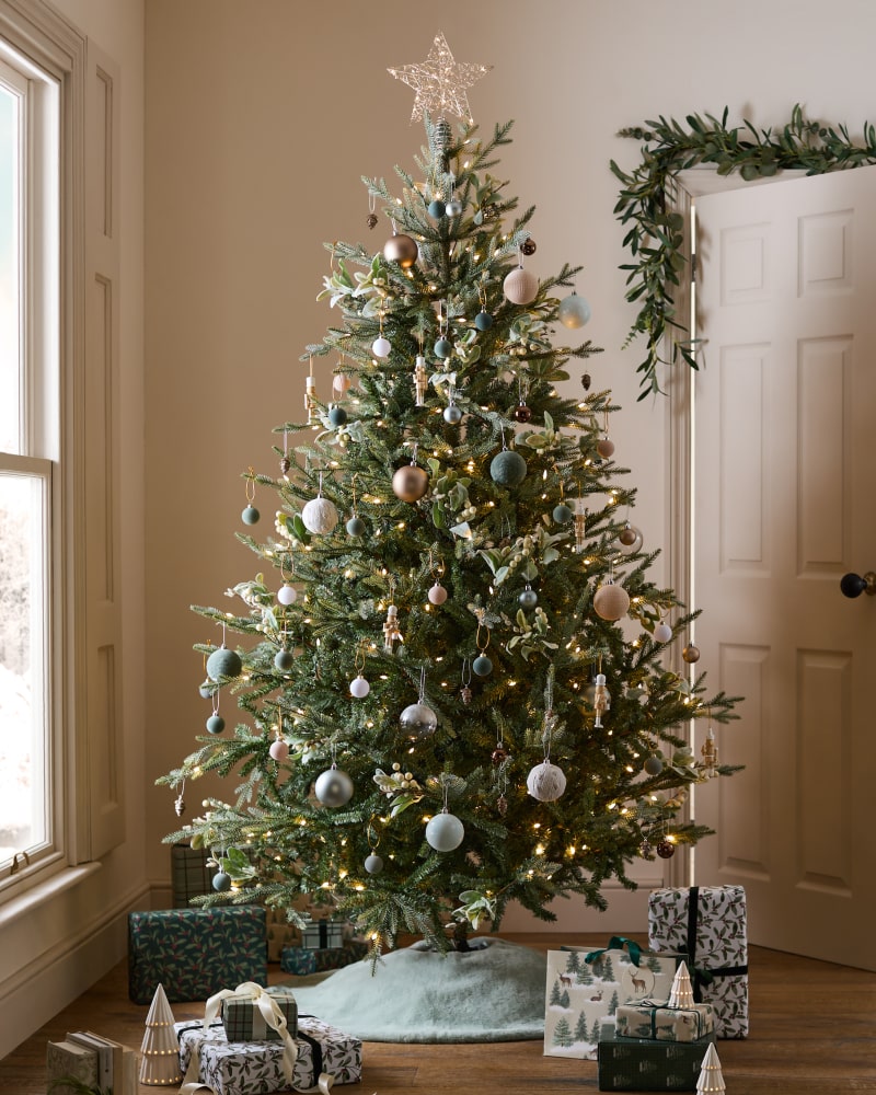 NEUTRAL CHRISTMAS DECOR