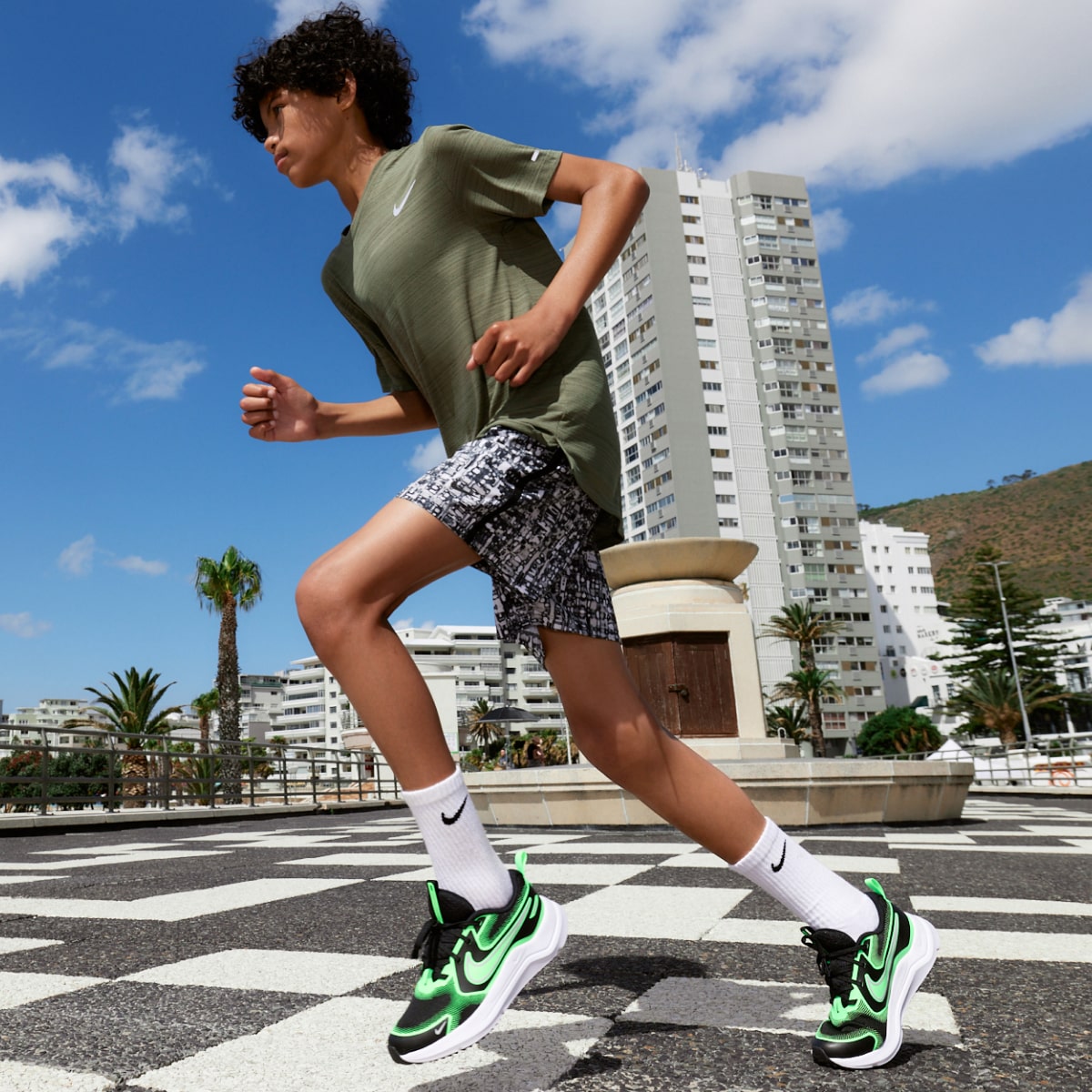 NIKE COSMIC RUNNER